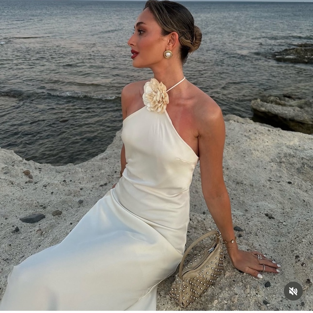 Elegant Cream Halter Dress with floral applique - Picture 2 of 10